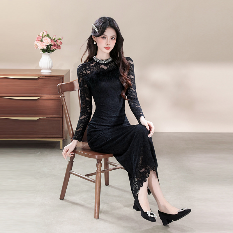 Elegant Lace Spliced Bodycon Midi Dress with Faux Mink Trim - Image 4