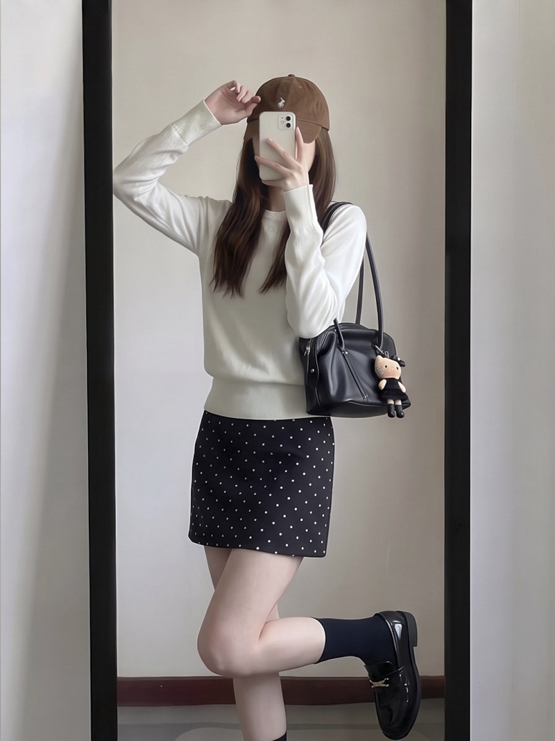 2026 Autumn Korean Polka Dot Faux Leather A-Line Mini Skirt for Petite Women - Image 4